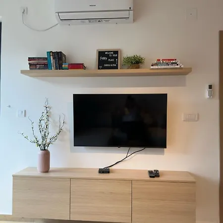 Dorin Kutak, Hills Lägenhet *