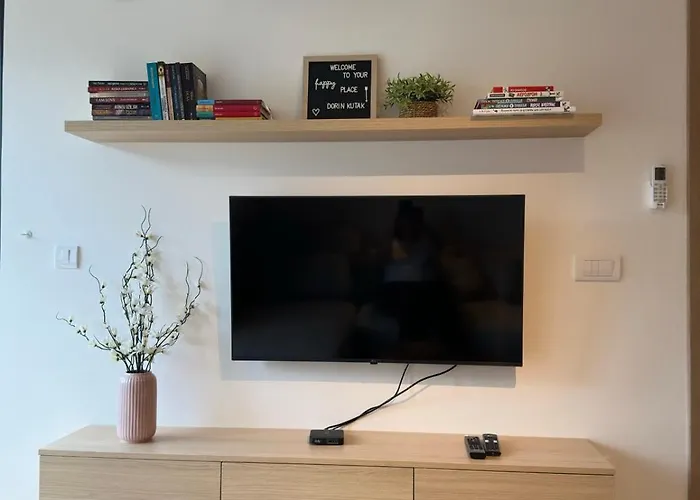 Dorin Kutak, Hills Daire *